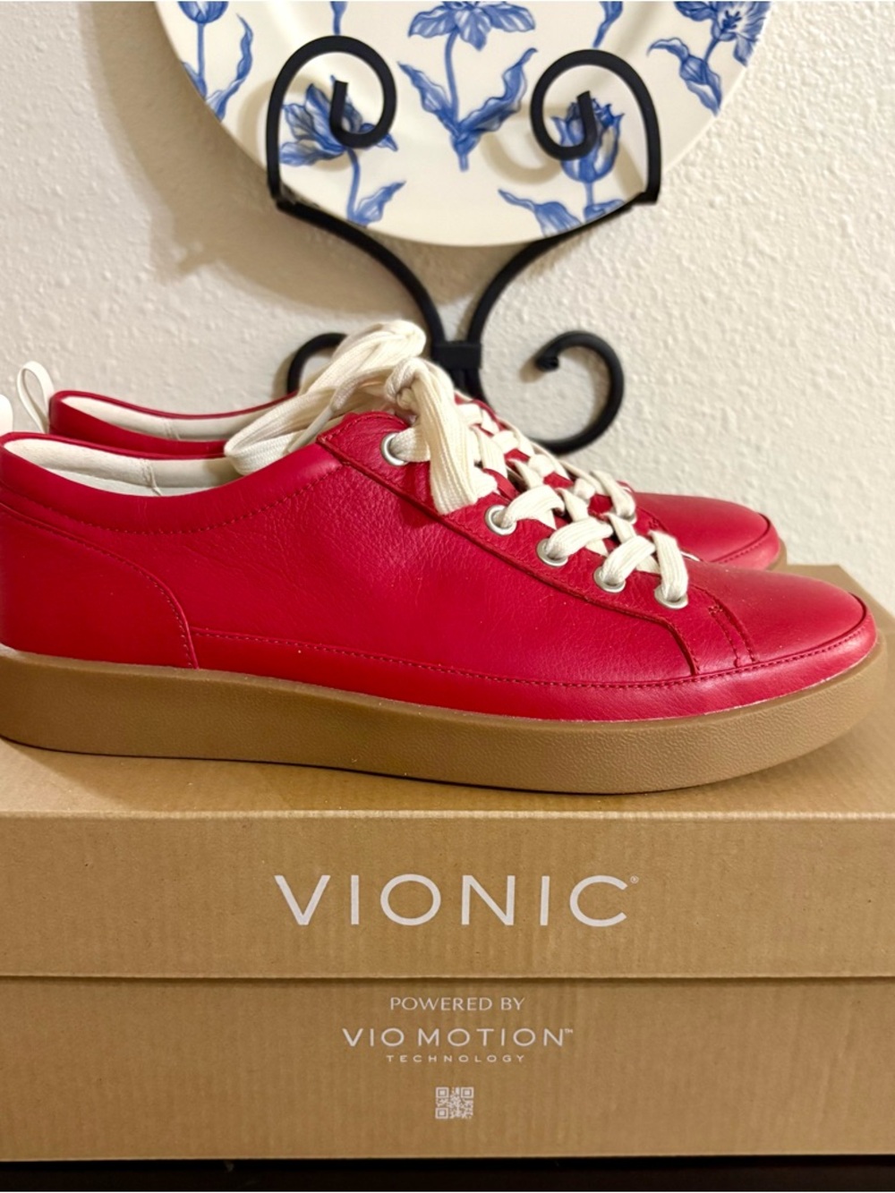 Vionic Winny Size 9 Wide Red Leather Sneakers, New w/ Box - Picture 4 of 9